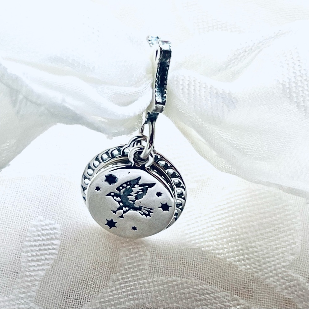 🦅 NWOT Ravenclaw Charm – Harry Potter ✨
